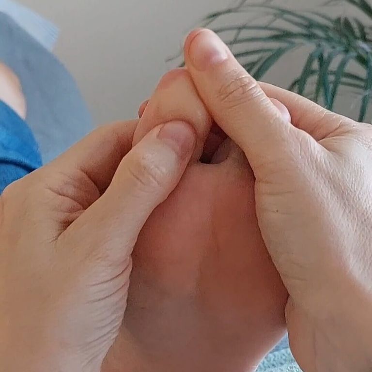 Rachel Taine Réflexologie plantaire à Vence : travail sur les orteils pour soulager les tensions nerveuses