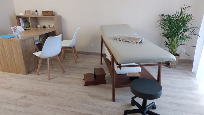 Salle de consultation du cabinet de réflexologie plantaire de Rachel Taine réflexologue à Vence avec table de soin