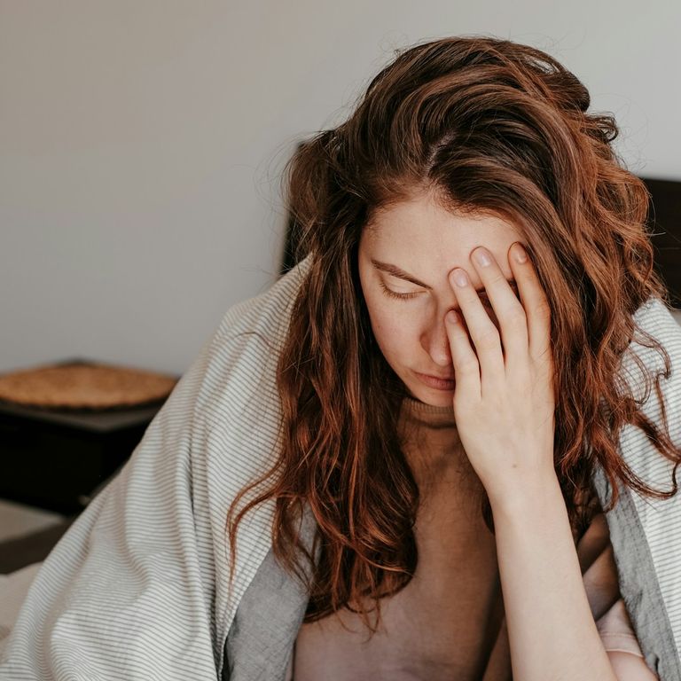Femme stressée et fatiguée – réflexologie plantaire pour réduire le stress chronique et la surcharge mentale