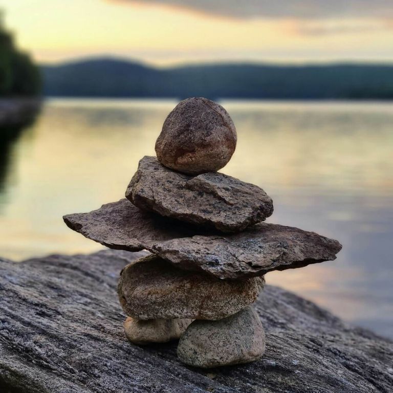 Empilement de pierres symbolisant l’équilibre, réflexologie plantaire à Vence pour apaiser les douleurs et troubles fonctionnels