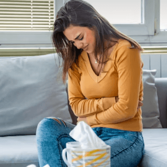 Femme ayant mal au ventre – réflexologie plantaire pour soulager les douleurs digestives et abdominales