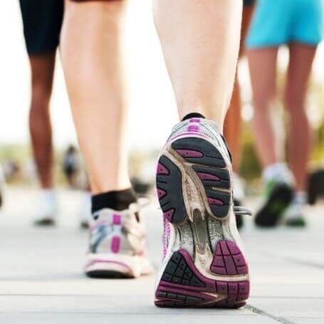 Gros plan sur des chaussures de sport, réflexologie plantaire pour préparation et récupération des sportifs à Vence