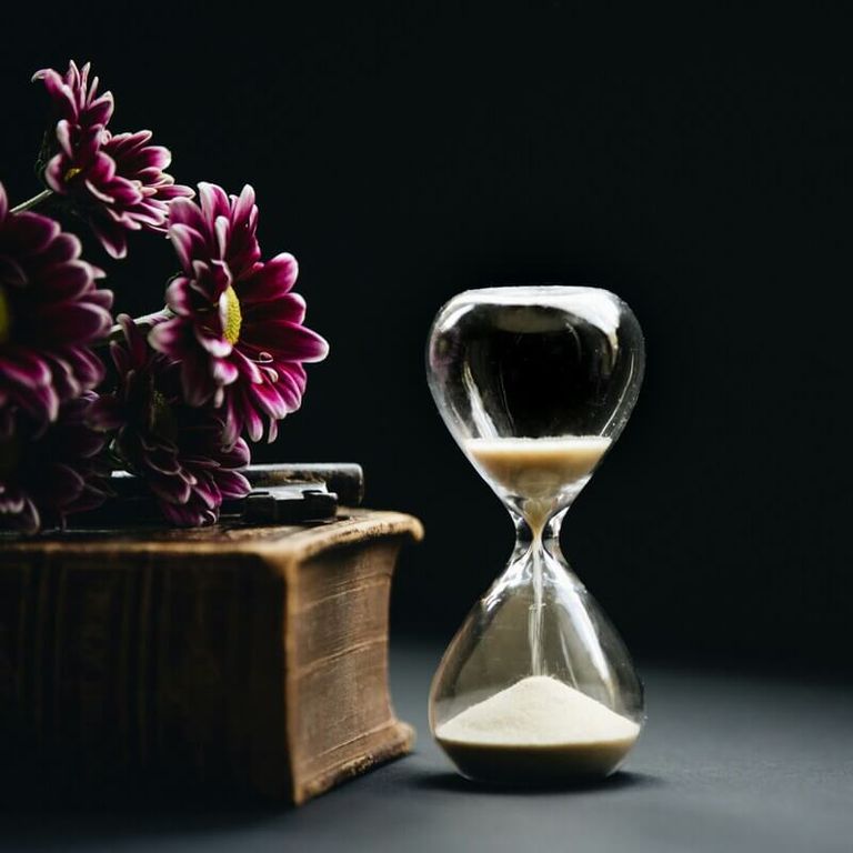 Sablier symbolisant le temps du repos – réflexologie plantaire pour favoriser l’endormissement naturel