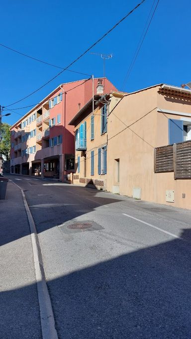 Rue menant au cabinet de réflexologie plantaire Rachel Taine à Vence