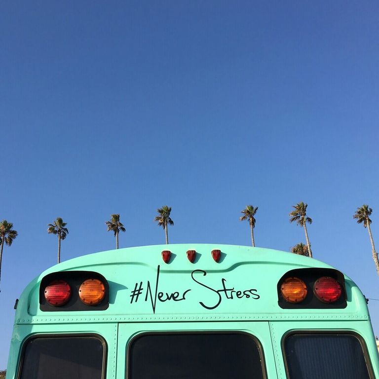 Visuel bus de vacances avec ciel bleu et palmiers -réflexologie plantaire pour apaiser le stress et le système nerveux