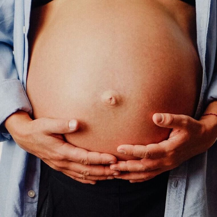 Ventre arrondi de femme enceinte, illustration de la réflexologie plantaire à Vence pour confort et bien-être future maman