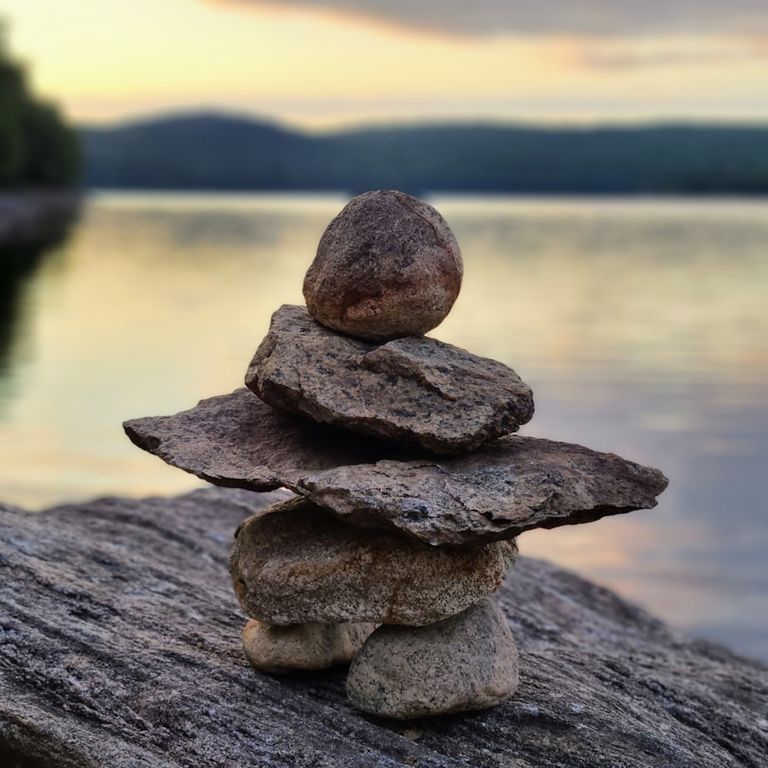 Empilement de pierres symbolisant l’équilibre, réflexologie plantaire à Vence pour apaiser les douleurs et troubles fonctionnels